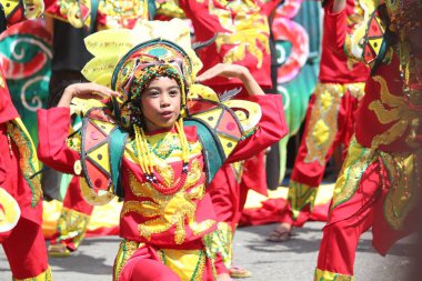 Davao City, Filipinler-Ağustos 2014: Kadayawan festivalinde sokaklarda bir festival sunumunda sokak dansçıları. Kadayawan yaşam ve bol hasat için teşekkür vermek için her yıl Ağustos kutlanır.