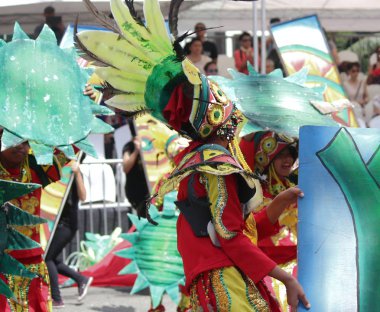 Davao City, Filipinler-Ağustos 2014: Kadayawan festivalinde renkli kostümlü sokak dansçılarının yan görünümü. Kadayawan yaşam ve bol hasat için teşekkür vermek için her yıl Ağustos kutlanır.