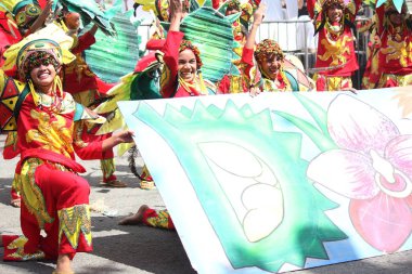 Davao City, Filipinler-Ağustos 2014: Kadayawan festivalinde bir sunum sırasında Streetdancers