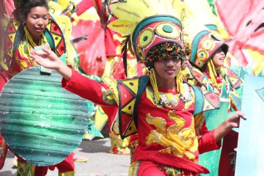 Davao City, Filipinler-Ağustos 2014: Indak-indak sa Kadayawan festivalinde renkli kostümler içinde bir kız.