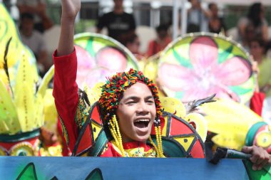 Davao City, Filipinler-Ağustos 2014: Kadayawan festival geçit töreni sırasında bir sokak dansçısı yakın