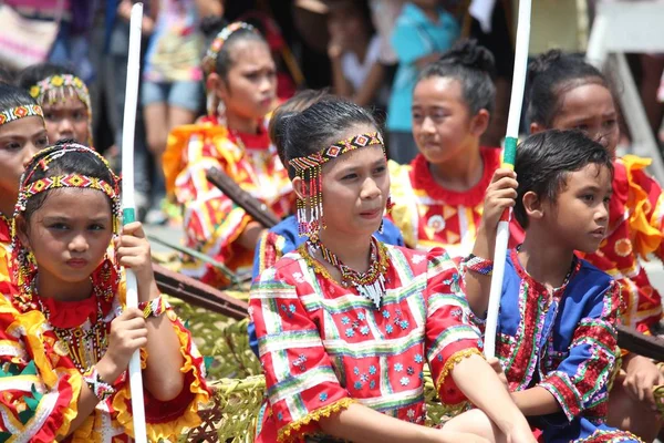 Davao City Filipinas Agosto 2014 Artistas Trajes Tribais Coloridos Durante — Fotografia de Stock