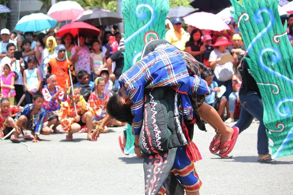 Davao City Philippines Août 2014 Des Artistes Costumes Tribaux Colorés — Photo