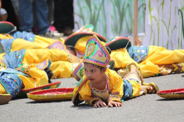 Davao City, Filipinler-Ağustos 2014: Dramatik bir performans la Kadawayan festivali geçit töreninde Streetdancers. Kadayawan yaşam ve bol hasat için teşekkür vermek için her yıl Ağustos kutlanır.