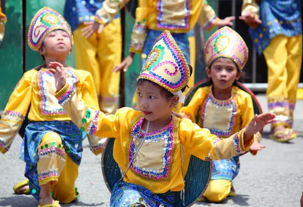 ダバオ市 フィリピン 2014年8月 ストリートダンス大会のためのカダワンフェスティバルでリトルパフォーマー カダヤワンは毎年8月に祝われ 命と豊作に感謝する — ストック写真