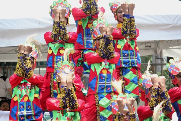 菲律宾达沃市 2014年8月 身着五颜六色服装的卡达瓦亚街舞参与者在街上表演舞蹈编排 卡达亚万每年8月庆祝 以感谢生命和丰收 — 图库照片
