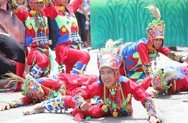 Davao City, Filipinler-Ağustos 2014: Geçit töreni katılımcıları sokak dansı yarışmasında canlı bir sunum gerçekleÅ ecek. Kadayawan yaşam ve bol hasat için teşekkür vermek için her yıl Ağustos kutlanır.