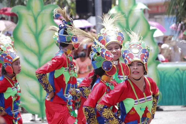 2014年8月 菲律宾达沃市 在卡达亚万音乐节上 斯雷特舞者给街头人群留下深刻印象 卡达亚万每年8月庆祝 以感谢生命和丰收 — 图库照片