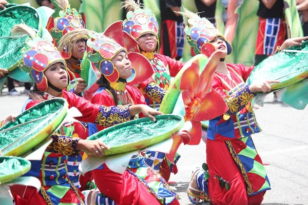 Davao City Filipijnen Augustus 2014 Performers Dansen Met Kleurrijke Kostuums — Stockfoto