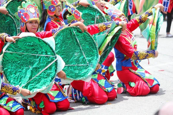 Davao City, Filipinler-Ağustos 2014: Sokak dansı yarışmasında renkli sahne geçit katılımcıları. Kadayawan yaşam ve bol hasat için teşekkür vermek için her yıl Ağustos kutlanır.