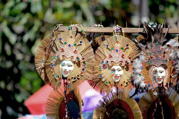 Davao City, Filipinler-Ağustos 2014: Davao City'deki Kadayawan festivali sırasında sokaklarda satılan renkli maskeler. Kadayawan yaşam ve bol hasat için teşekkür vermek için her yıl Ağustos kutlanır.