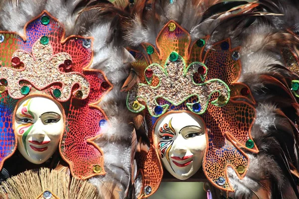 Davao City, Filipinler-Ağustos 2014: Davao City'deki Kadayawan festivali sırasında sokaklarda satılan renkli maskelerin yakınçekimini. Kadayawan yaşam ve bol hasat için teşekkür vermek için her yıl Ağustos kutlanır.
