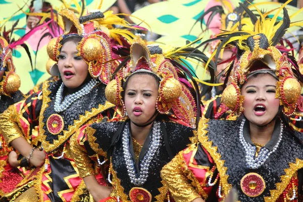 Davao City Filipinler Ağustos 2014 Renkli Kostümlü Kızlar Kadayawan Sokak — Stok fotoğraf