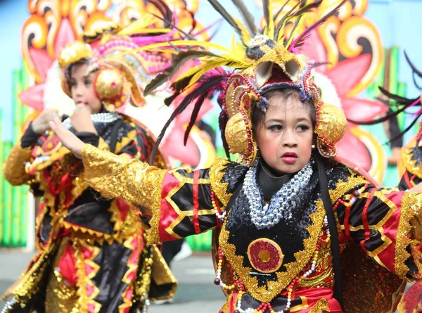 Davao City, Filipinler-Ağustos 2014: Kadayawan festivali sokak dansı yarışmasının bir katılımcısının orta yakın çekim. Kadayawan yaşam ve bol hasat için teşekkür vermek için her yıl Ağustos kutlanır.