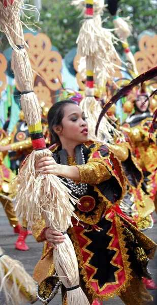 2014年8月 菲律宾达沃市 一名身着五颜六色服装的女孩在卡达亚万节日游行中在街上跳舞 卡达亚万每年8月庆祝 以感谢生命和丰收 — 图库照片