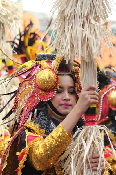 Davao City, Filipinler-Ağustos 2014: Kadayawan festival geçit töreninde sokaklarda renkli kostümlü dans eden bir kızın orta yakınlığı. Kadayawan yaşam ve bol hasat için teşekkür vermek için her yıl Ağustos kutlanır.