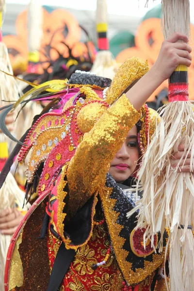 Davao City, Filipinler-Ağustos 2014: Kadayawan festival geçit töreninde sokakta renkli kostüm dansları giymiş bir kız. Kadayawan yaşam ve bol hasat için teşekkür vermek için her yıl Ağustos kutlanır.