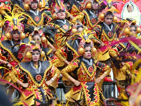 Davao City, Filipinler-Ağustos 2014: Sanatçılar renkli kostümleri ve sokak geçit töreninde dans ile kalabalığı büyülerler. Kadayawan yaşam ve bol hasat için teşekkür vermek için her yıl Ağustos kutlanır.