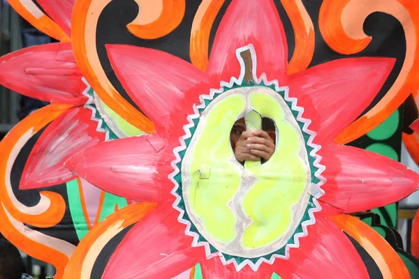 Davao City, Filipinler-Ağustos 2014: Arkasında saklanan bir sokak dansçısı ile renkli durian meyve pervane tasarımı yakın. Kadayawan yaşam ve bol hasat için teşekkür vermek için her yıl Ağustos kutlanır.