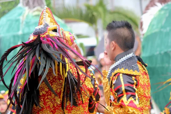 Davao City Filipiny Sierpień 2014 Widok Tyłu Kolorowy Headress Kostiumy — Zdjęcie stockowe