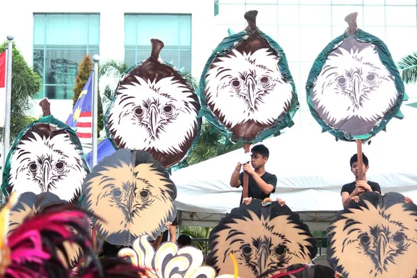 Davao City, Filipinler-Ağustos 2014: Sokak dansı katılımcıları durian meyveve Filipin kartalı sembollerini bir performans için sahne olarak taşıyor.
