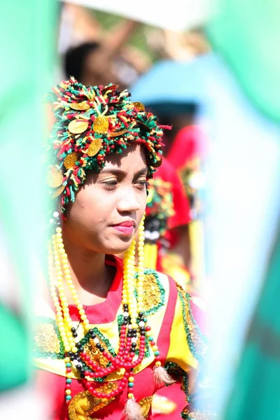 Davao City, Filipinler-Ağustos 2014: Sokak dansı katılımcısı kısmen geçit töreninde sahne arkasında gizli.