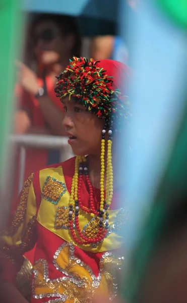 Davao City, Filipinler-Ağustos 2014: Kısmen sahne tarafından gizlenmiş bir Kadayawan sokak dansı yarışması katılımcısının yan görünümü. Kadayawan yaşam ve bol hasat için teşekkür vermek için her yıl Ağustos kutlanır.
