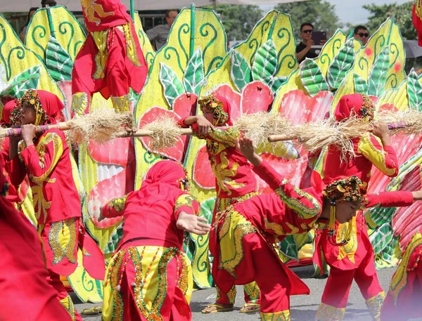 菲律宾达沃市 2014年8月 身着鲜艳服装的游行参与者在街上跳舞 — 图库照片