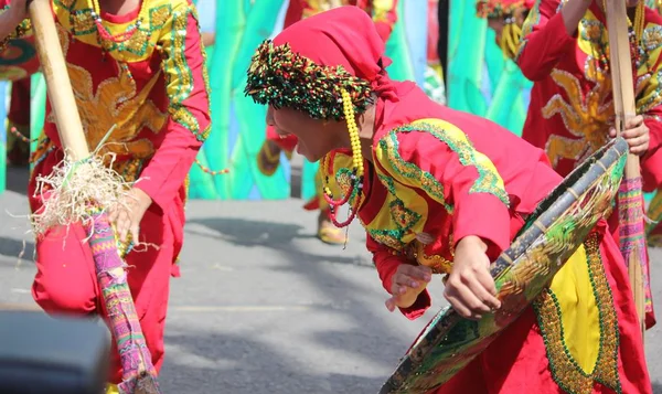 Davao City, Filipinler-Ağustos 2014: Sokaklarda canlı bir performans sokak dansı geçit töreni katılımcıları. Kadayawan yaşam ve bol hasat için teşekkür vermek için her yıl Ağustos kutlanır.