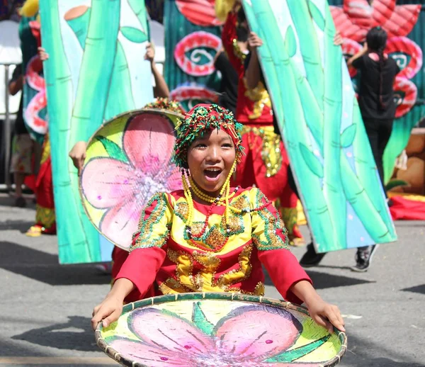 Davao City Filipiny Sierpień 2014 Dziewczynka Kolorowych Kostiumach Jest Uśmiechem — Zdjęcie stockowe