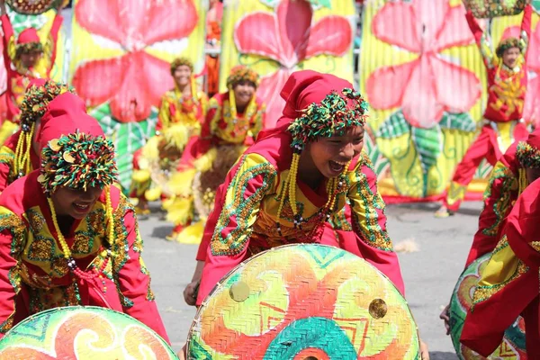 Davao City, Filipinler-Ağustos 2014: Sokak dansı performansında renkli kostümler içinde geçit töreni katılımcıları. Kadayawan yaşam ve bol hasat için teşekkür vermek için her yıl Ağustos kutlanır.