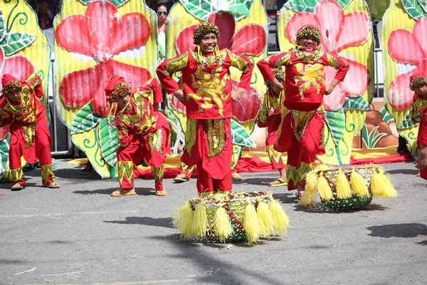 Davao City, Filipinler-Ağustos 2014: Sokaklarda dans eden renkli kostümlü katılımcıların geniş çekimi.