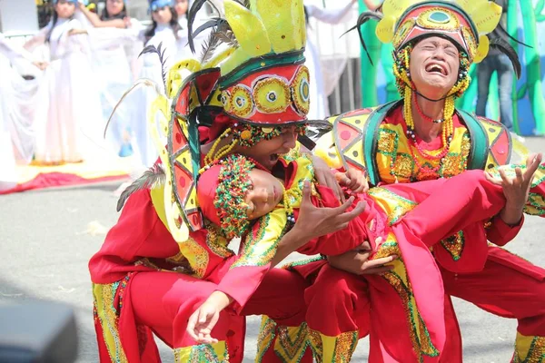 Davao City Filipiny Sierpień 2014 Uczestnicy Parada Uliczna Kolorowych Kostiumach — Zdjęcie stockowe