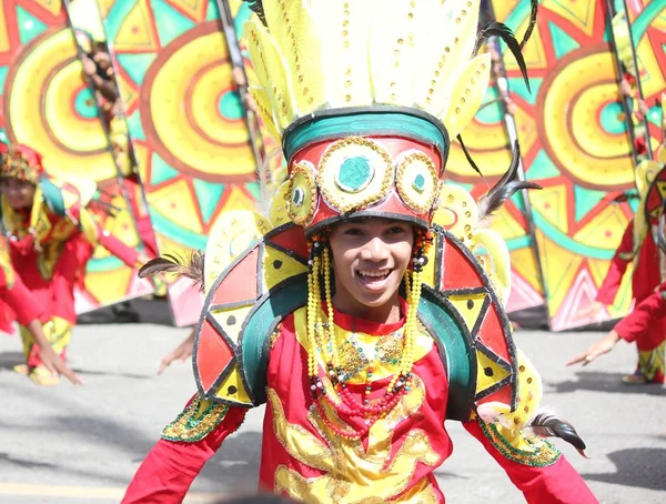 Davao City, Filipinler-Ağustos 2014: Renkli kostümler içinde bir sokak geçit töreni katılımcısı kapatın. Kadayawan yaşam ve bol hasat için teşekkür vermek için her yıl Ağustos kutlanır.