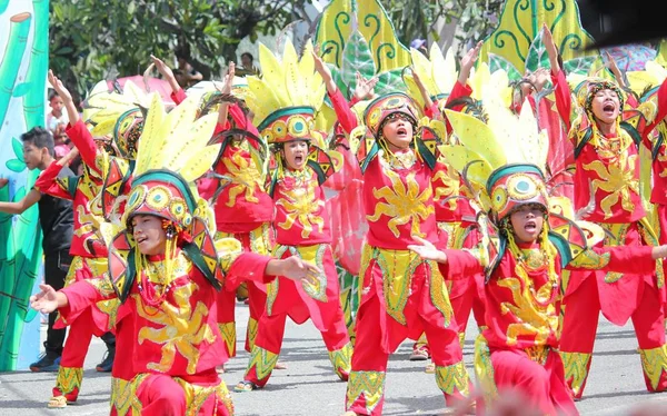 Davao City Filipijnen Augustus 2014 Straatparade Deelnemers Kleurrijke Kostuums Dansen — Stockfoto