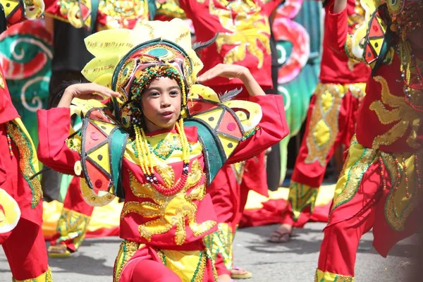 Davao City Filipiny Sierpień 2014 Tancerze Uliczni Świątecznej Prezentacji Ulicach — Zdjęcie stockowe