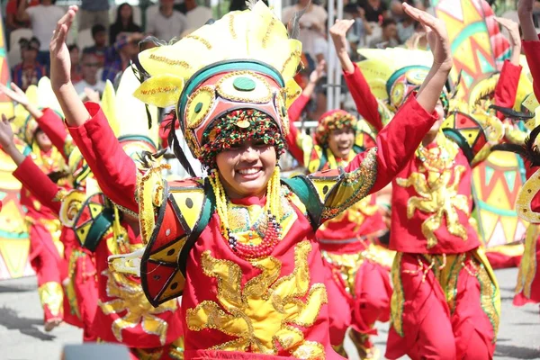 Davao City, Filipinler-Ağustos 2014: Kadayawan festivalinde renkli kostüm ve başlıklar içinde streetdancers. Kadayawan yaşam ve bol hasat için teşekkür vermek için her yıl Ağustos kutlanır.