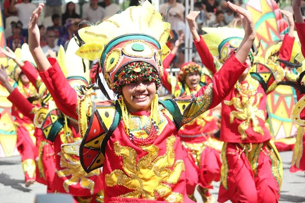 菲律宾达沃市 2014年8月 在卡达亚万音乐节上 身着五颜六色服装和头饰的街头舞者 卡达亚万每年8月庆祝 以感谢生命和丰收 — 图库照片