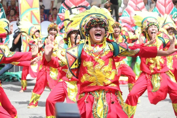 Davao City, Filipinler-Ağustos 2014: Sokak dansı Kadayawan festivalinin en önemli olaylarından biridir.