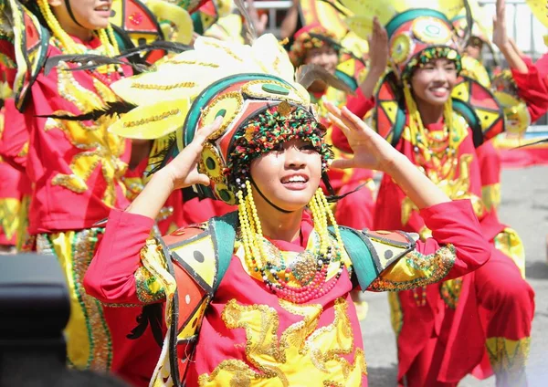 Davao City, Filipinler-Ağustos 2014: Kadayawan festivalinde renkli kostümlü streetdancers.