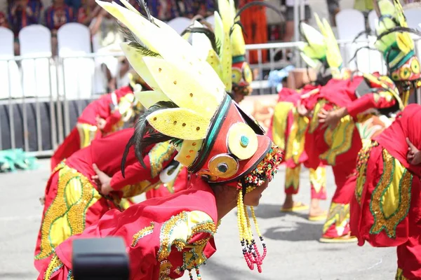 Davao City, Filipinler-Ağustos 2014: Kadayawan festivalinde renkli kostümlü sokak dansçılarının yan görünümü. Kadayawan yaşam ve bol hasat için teşekkür vermek için her yıl Ağustos kutlanır.