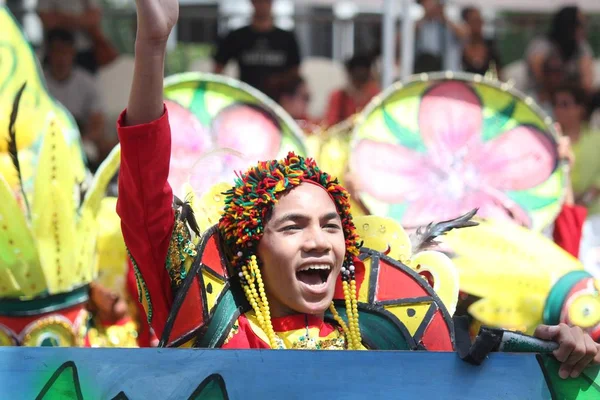 Davao City, Filipinler-Ağustos 2014: Kadayawan festival geçit töreni sırasında bir sokak dansçısı yakın