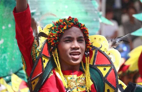 Davao City, Filipinler-Ağustos 2014: Geçit töreninde bir sokak dansı katılımcısının yakınçekimini. Kadayawan yaşam ve bol hasat için teşekkür vermek için her yıl Ağustos kutlanır.