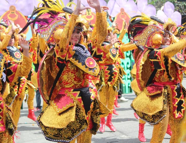 Davao City, Filipinler-Ağustos 2014: Kadayawan festivalinde bir sunum sırasında renkli kabile kıyafetleri içinde sokak dansçıları Orta yakın.  