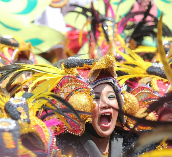 Davao City, Filipinler-Ağustos 2014: Kadayawan festivalinde bir sunum sırasında kadın sokak dansçıları Orta yakın.  
