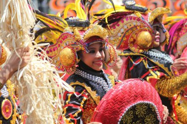 Davao City, Filipinler-Ağustos 2014: Kadayawan festivalinde bir sunum sırasında sokak dansçıları orta yakın. Kadayawan yaşam ve bol hasat için teşekkür vermek için her yıl Ağustos kutlanır.