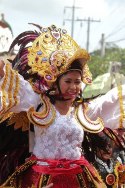 Davao City, Filipinler-Ağustos 2014: Festival kostümleri ve başlık bir sokak dansçısı Orta yakın.