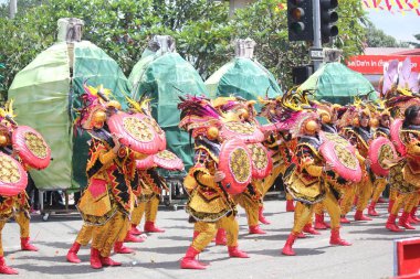 Davao City, Filipinler-Ağustos 2014: Sokak dansçıları davul ritmine dans ederken canlı performans. Kadayawan yaşam ve bol hasat için teşekkür vermek için her yıl Ağustos kutlanır.