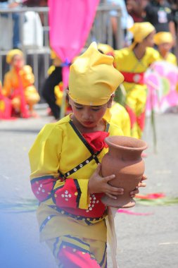 Davao City, Filipinler-Ağustos 2014: Bir sokak dansçısı bir gösteri sırasında bir çömlek tutar. Kadayawan yaşam ve bol hasat için teşekkür vermek için her yıl Ağustos kutlanır.