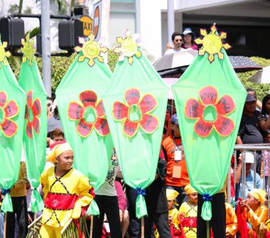 Davao City, Filipinler-Ağustos 2014: Sokak dansı yarışmasında kullanılan renkli dekorlar performanslara renk katıyor. Kadayawan yaşam ve bol hasat için teşekkür vermek için her yıl Ağustos kutlanır.